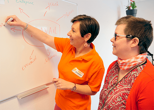 Une professionnelle accompagne une personne dans son projet socioprofessionnel. Cet accompagnement permet aux personnes malvoyantes ou aveugles de d&eacute;velopper leurs comp&eacute;tences, retrouver confiance et acc&eacute;der &agrave; l&rsquo;emploi ou &agrave; une activit&eacute; adapt&eacute;e.