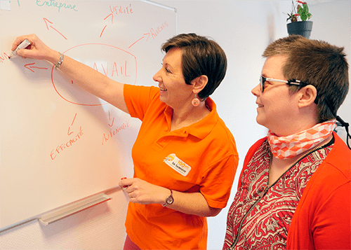 Une professionnelle accompagne une personne dans son projet socioprofessionnel. Cet accompagnement permet aux personnes malvoyantes ou aveugles de d&eacute;velopper leurs comp&eacute;tences, retrouver confiance et acc&eacute;der &agrave; l&rsquo;emploi ou &agrave; une activit&eacute; adapt&eacute;e.